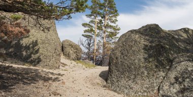 Büyük kayalar arasında bir dağ yolu