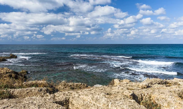 Surfovat na pobřeží Středozemního moře — Stock fotografie