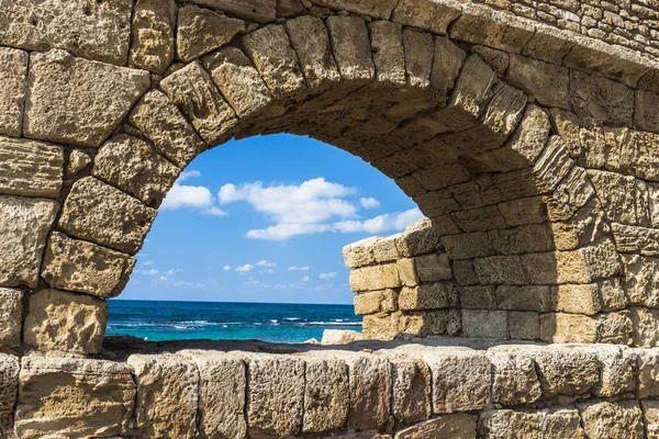 Vågor i havet i antika arch — Stockfoto