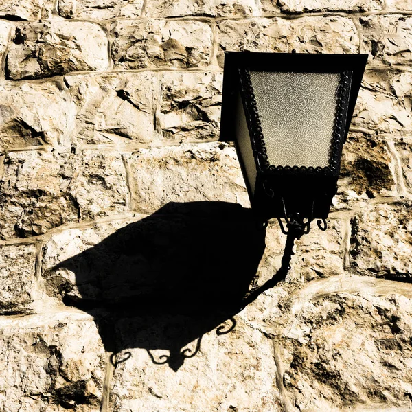 The shadow of the lantern on the ancient wall — Stock Photo, Image