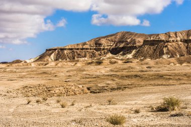 Bir dağ kayalık çölde