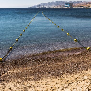 Denizi sularının içinde çit