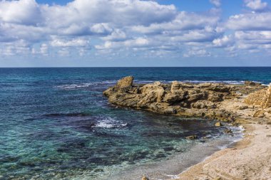 Bulutlar üzerinde kayalık promontory