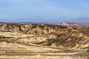 Otoyol ıssız bir vadide