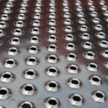 Delikli metal levha