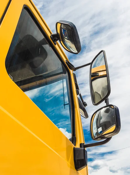 Spiegel van grote gele vrachtwagen — Stockfoto