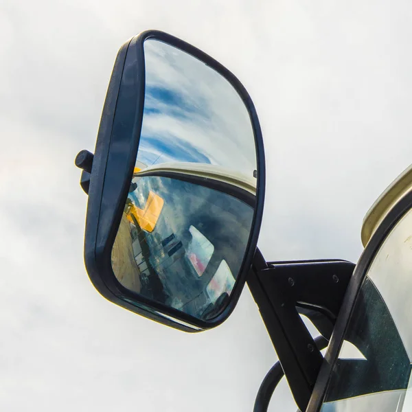 Halfronde spiegel van de truck — Stockfoto