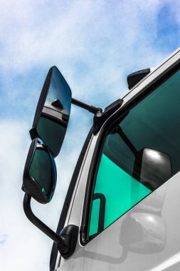 Cam ve aynalar büyük bir kamyon