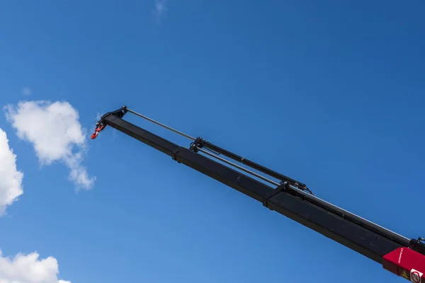 Der Haken eines Krans im blauen Himmel — Stockfoto