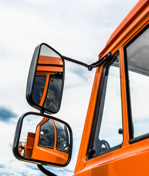 De reflectie in de spiegels van een grote vrachtwagen — Stockfoto