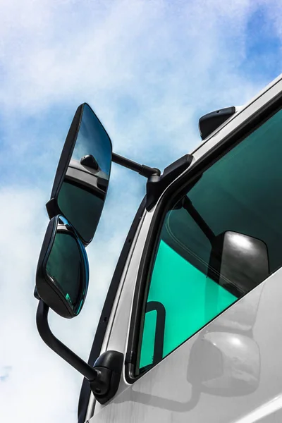 Glas en spiegels van een grote vrachtwagen — Stockfoto