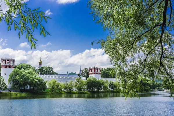 Turm am Himmel Hintergrund — Stockfoto