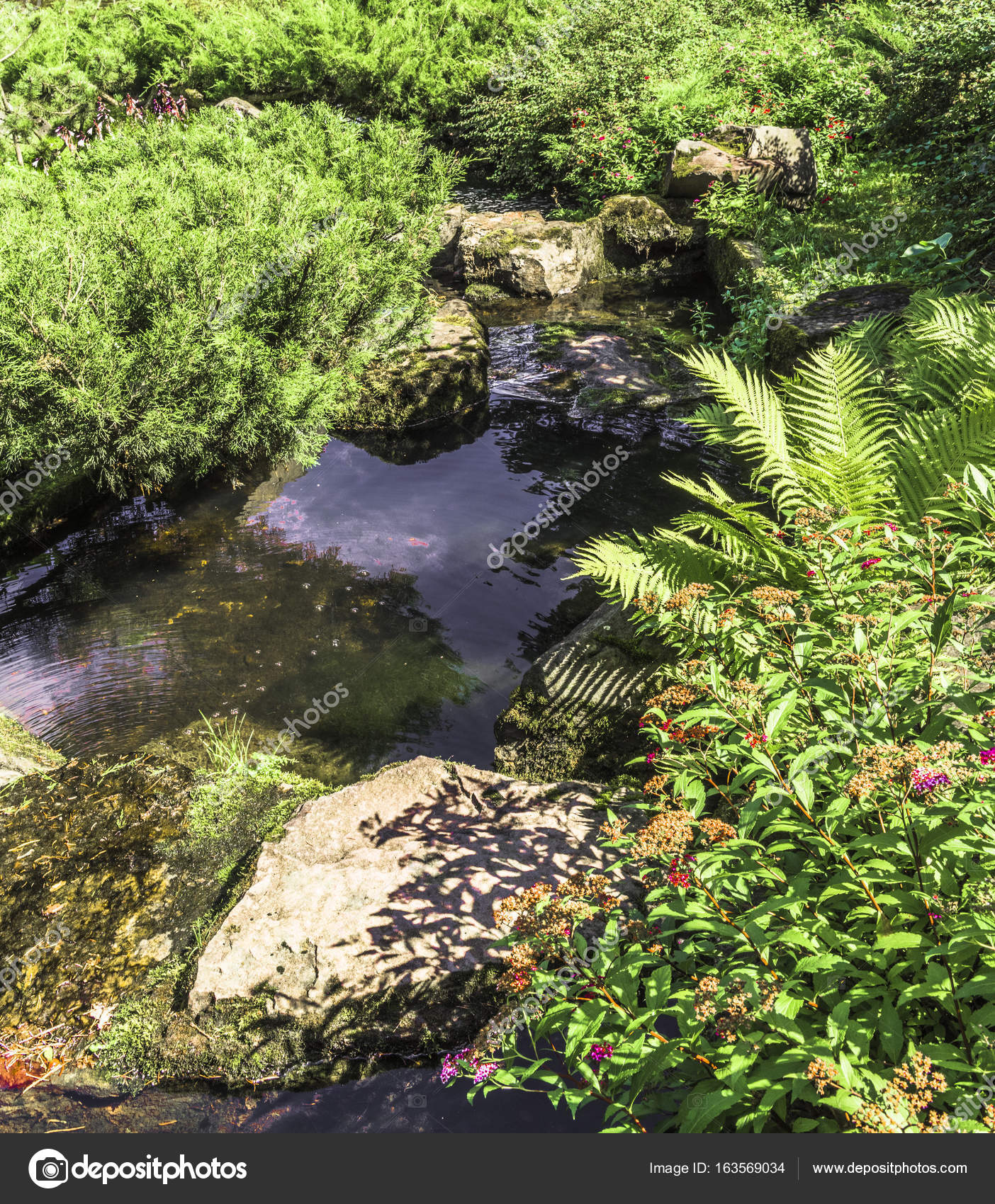 Ruhiger Bach im japanischen Garten — Stockfoto © ivanov