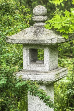 Japon bahçesinde taş fener.