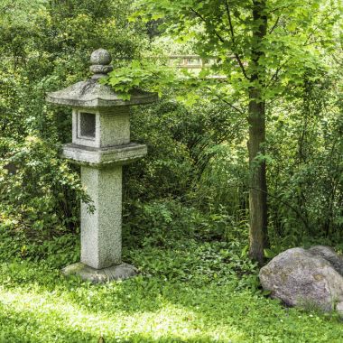 Taş Japon fener ve büyük bir taş