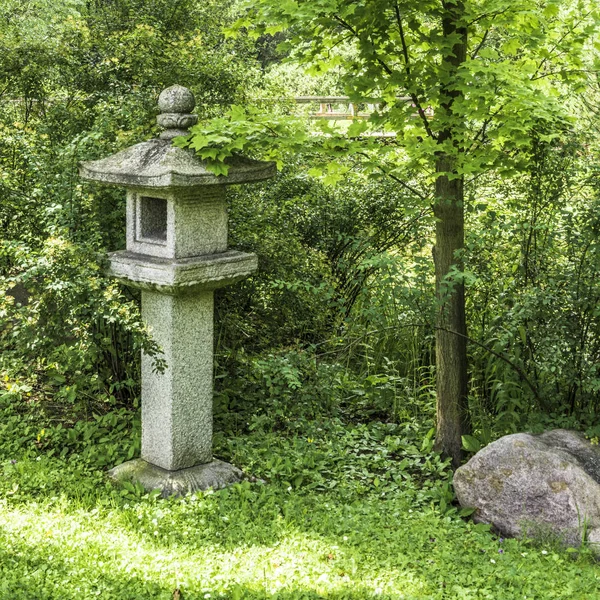 Taş Japon fener ve büyük bir taş