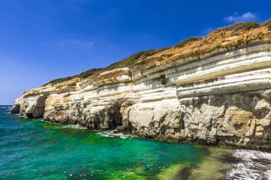 Dik kayalıklarla Akdeniz Bay surround