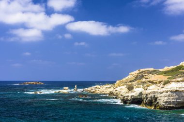 Kayalık uçurum üzerinde mavi gökyüzü