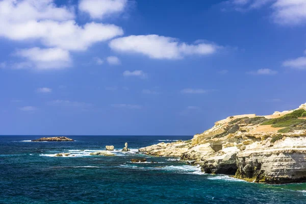 Kayalık uçurum üzerinde mavi gökyüzü