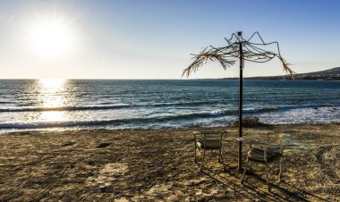 Issız bir sahilde gün batımı