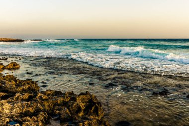 Kayalık shoal üzerinde sörf