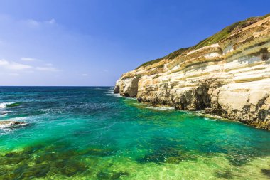 Sarı kayaların dibinde Denizi'nin mavi sularına