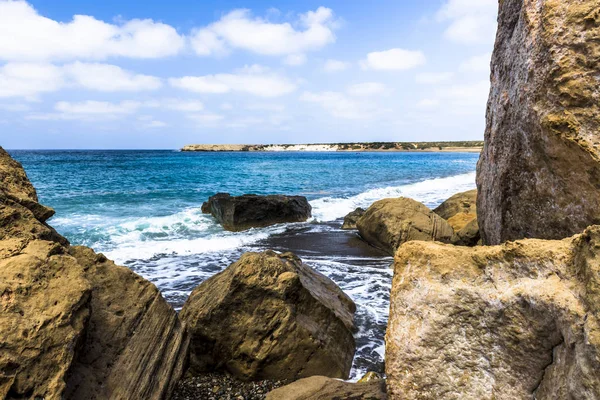 D'énormes rochers sur la côte de la péninsule d'Akamas — Photo