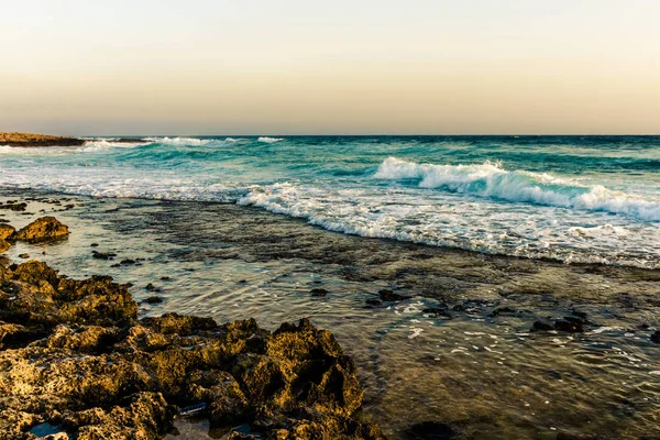 Kayalık shoal üzerinde sörf