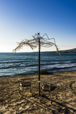 Sahilde kırık şemsiye