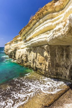 Yüksek kayanın altında sörf