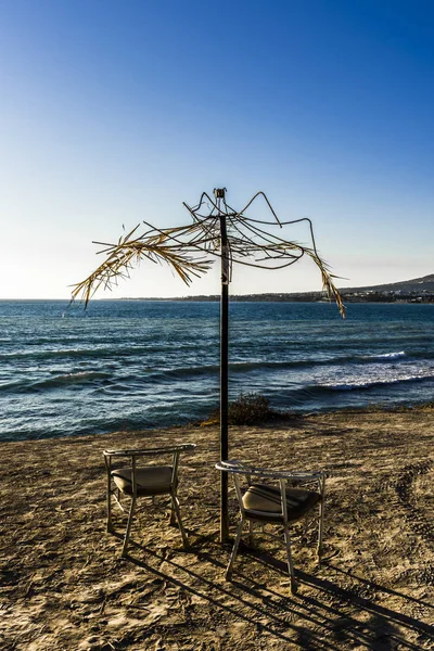 Sahilde kırık şemsiye