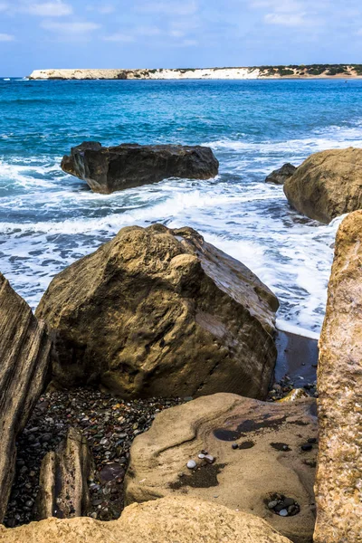Przejazd przez duże skały na brzegu morza — Zdjęcie stockowe