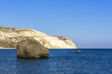 Mavi lagün ortasında büyük bir kayanın