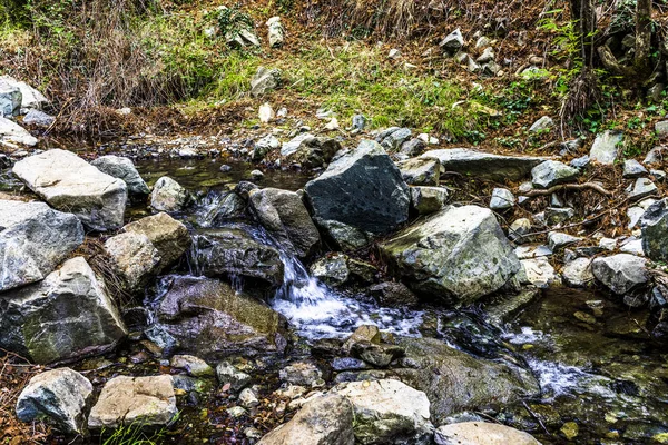 Taşlar arasında akan bir küçük dağ dere