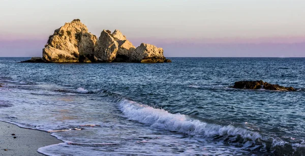 Günbatımı ve köpüklü deniz dalgaları