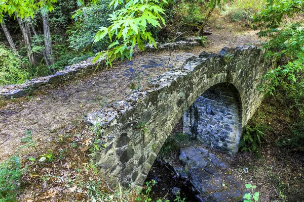 Ponte de pedra sobre o riacho da montanha — Fotografia de Stock