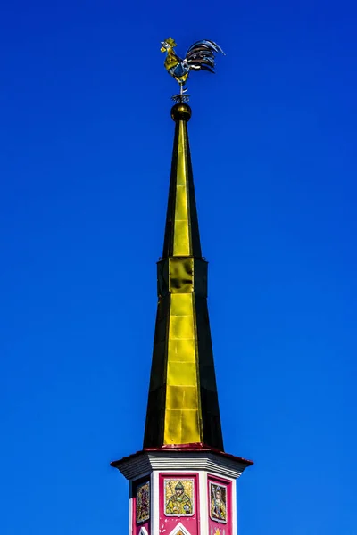 O pináculo da torre e o galo dourado — Fotografia de Stock