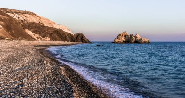 Günbatımı Akdeniz üzerinde sakin bir koyda