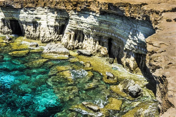 Kıbrıs adasında dik kıyısında