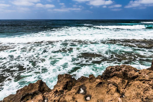 地中海的泡沫波浪冲刷了塞浦路斯岛上 Akamas 半岛的岩石海岸 — 图库照片