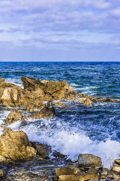Olas Spray Rompiendo Las Losas Piedra Orilla Del Mar Mediterráneo —  Fotos de Stock