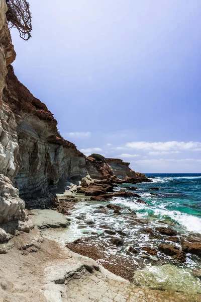 Penhascos Íngremes Costa Mediterrâneo Lavado Pelas Ondas Espumosas — Fotografia de Stock