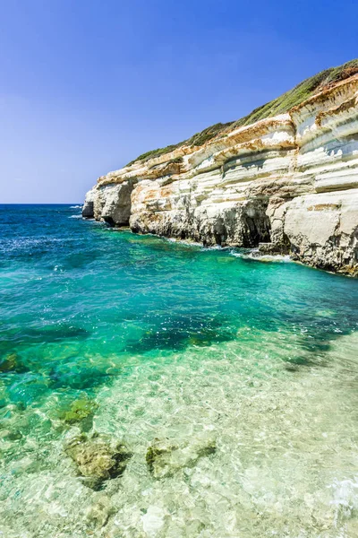 Côte Escarpée Île Chypre Est Couverte Petites Grottes Accessibles Uniquement — Photo