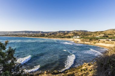 Köpüklü dalgalar sahil büyük yarı dairesel Bay Kıbrıs Adası batı kıyısında yıkama