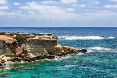 Rocky nerede deniz köpüklü dalgalar tarafından yıkanır Denizi çok verilen Cape.