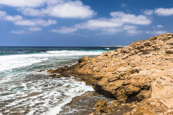 Las Olas Espuma Del Mediterráneo Lavaron Costa Rocosa Península Akamas —  Fotos de Stock