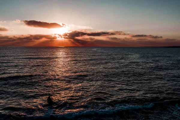 Last Scarlet Rays Setting Sun Illuminate Waters Mediterranean Sea Coast — Stock Photo, Image