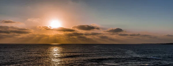 Die Letzten Scharlachroten Strahlen Der Untergehenden Sonne Erhellen Das Wasser — Stockfoto