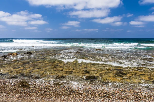 地中海的泡沫波浪冲刷了塞浦路斯岛上 Akamas 半岛的岩石海岸 — 图库照片