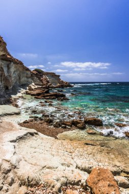 Akdeniz kıyısında sarp kayalıklarla köpüklü dalgalar tarafından yıkanmış.